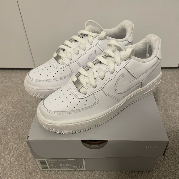 Nike Air Force 1 - All White - Picture 2 of 6